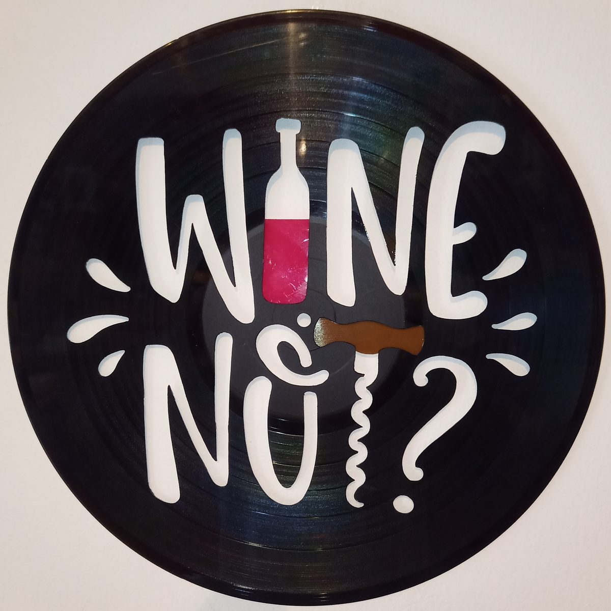 „Wine not?“ – nápis s lahví vína