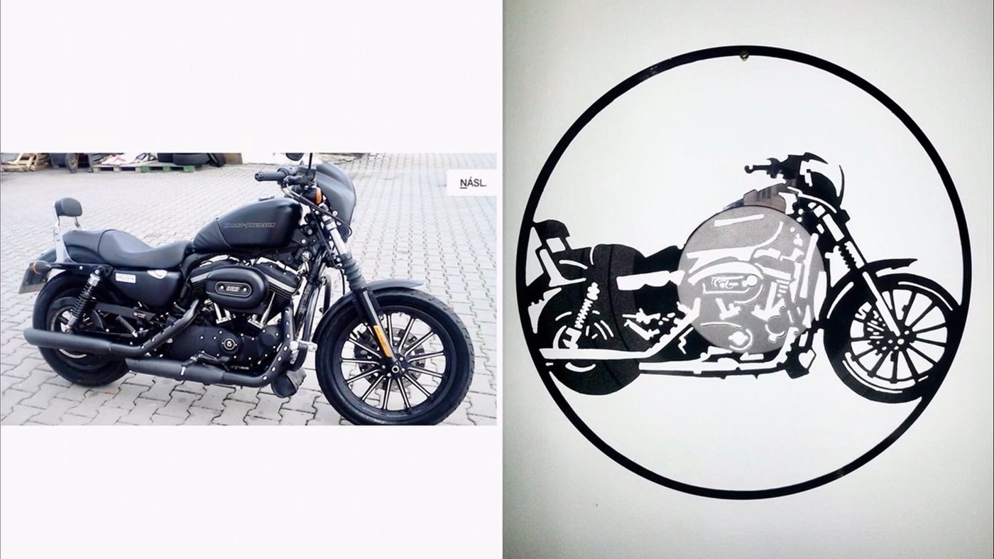 Fotografie motorky vedle hotové desky se stejným motivem