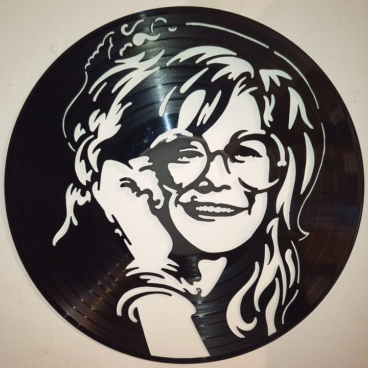 Portrét ženy vyřezaný z vinylové desky